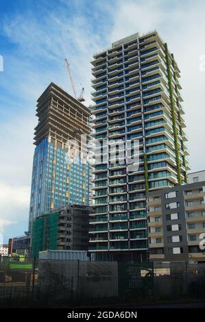 FRANCOFORTE, GERMANIA - 08 agosto 2021: Cantiere delle nuove Torri 'The Spin' (a sinistra) e 'Eden' a Francoforte, agosto 2021. Eden avrà un verde Foto Stock