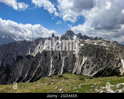patrimonio mondiale dell'unesco, dolomiti in europa, panorama al gruppo dei cadini torre siorpaes. wanderlust Foto Stock