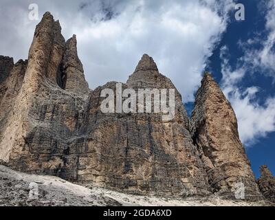 Bella vista sulle tre Cime di Lavaredo, grande panorama delle dolomiti in italia. Cielo blu. Wanderlust Foto Stock