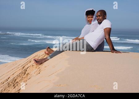 Due persone hanno visto seduti sul bordo della duna Foto Stock