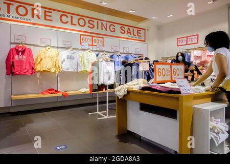 Chiusura finale della vendita presso IL negozio di punta GAP di Oxford Street, Londra. Il rivenditore di abbigliamento chiude tutti i suoi 81 negozi nel Regno Unito. Foto Stock