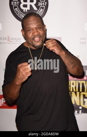 Miami, Stati Uniti. 11 Agosto 2021. L'ex campione di Heavyweight Boxing Riddick Bowe arriva per lo stare giù il 11 agosto 2021 a Miami, Florida.(foto da Michele Eve Sandberg/Sipa USA) Credit: Sipa USA/Alamy Live News Foto Stock