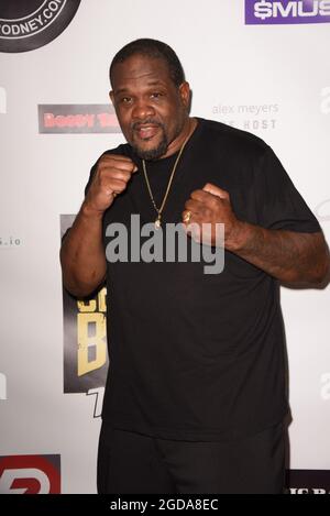 Miami, Stati Uniti. 11 Agosto 2021. L'ex campione di Heavyweight Boxing Riddick Bowe arriva per lo stare giù il 11 agosto 2021 a Miami, Florida.(foto da Michele Eve Sandberg/Sipa USA) Credit: Sipa USA/Alamy Live News Foto Stock