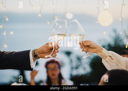 Bicchieri di champagne per le spose novelli Foto Stock
