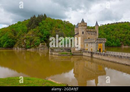 La Roche-Courbon castello nel mezzo del fiume vicino all'isola forestale - Francia Foto Stock