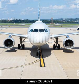 ARLINGTON VA, STATI UNITI - 13 luglio 2021: Un aereo della American Airlines che tassava al cancello all'aeroporto nazionale di Washington Foto Stock