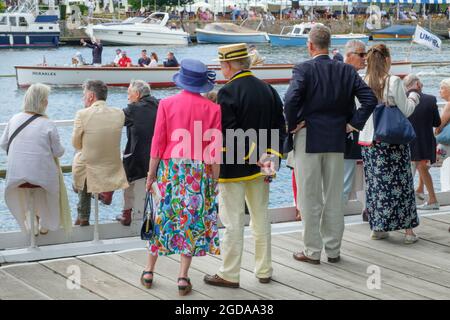 Spettatori nel recinto di Stewards alla regata reale di Henley del 2021 con Phyllis Court di fronte Foto Stock