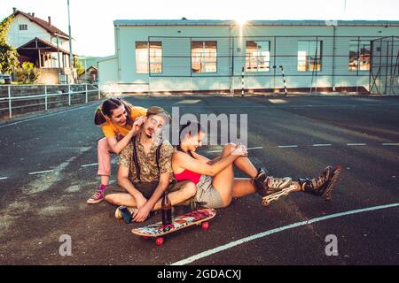 Foto all'aperto di gruppo di amici che si divertono insieme Foto Stock