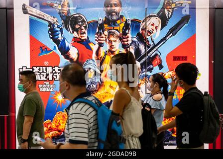 Hong Kong, Cina. 3 agosto 2021. I pendolari passano davanti ad un tabellone pubblicitario di Warner Bros e DC fumetti il film suicide Squad a Hong Kong (Foto di Budrul Chukrut/SOPA Images/Sipa USA) Credit: Sipa USA/Alamy Live News Foto Stock