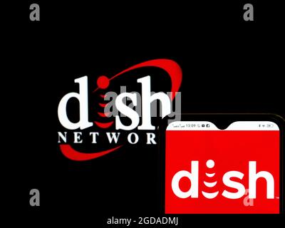 12 agosto 2021, Ucraina: In questa illustrazione fotografica un logo di Dish Network Corporation visualizzato sullo schermo di uno smartphone e sullo sfondo. (Immagine di credito: Immagini © Igor Golovniov/SOPA tramite CAVO ZUMA Press) Foto Stock