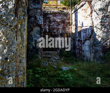 cadendo a pezzi muri di pietra dei bastioni a fort ives Foto Stock