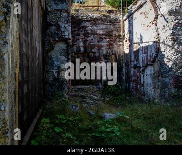 cadendo a pezzi muri di pietra dei bastioni a fort ives Foto Stock