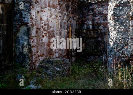 cadendo a pezzi muri di pietra dei bastioni a fort ives Foto Stock