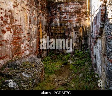 cadendo a pezzi muri di pietra dei bastioni a fort ives Foto Stock