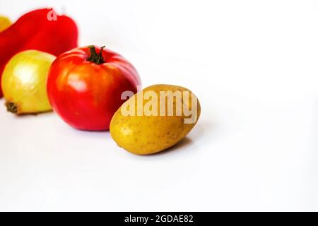 Primo piano di una serie di verdure fresche isolate su sfondo bianco. Cibo vegano: Sana verdura fresca confine. Spazio di copia. Gruppo di verdure chiudere Foto Stock