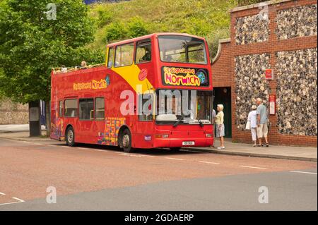Autobus rosso panoramico scoperto con passeggeri che si apaggeranno per salire al Castle Meadow Norwich Norfolk England Foto Stock