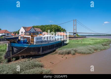 Barton, Linconshire, Regno Unito, 16 giugno 2021 - Barge in camicia sulle rive del fiume Humber in una giornata di sole con cielo blu. Foto Stock