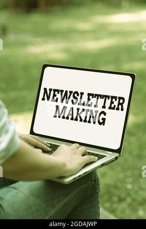 Didascalia concettuale creazione di newsletter. Report stampato con foto concettuali contenente notizie o attività di un'azienda lavori online e lavoro in remoto Foto Stock