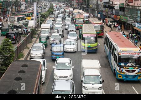 Dhaka, Bangladesh. 12 agosto 2021. Veicoli e pedoni sono visti a Mirpur Road, via Shyamoli tra covid-19 nella città di Dhaka. (Foto di Sazzad Hossain/SOPA Images/Sipa USA) Credit: Sipa USA/Alamy Live News Foto Stock