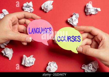 Visualizzazione concettuale Lingue Corsi. Concetto che significa insieme di classi o un piano di studio su una lingua straniera Brainstorming problemi e soluzioni Foto Stock