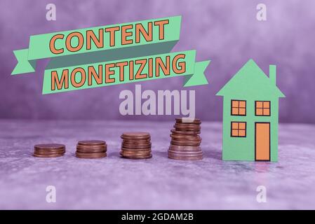Scrittura visualizzazione del testo monetizzazione del contenuto. Foto concettuale fare soldi da contenuti che esiste sul tuo sito web Computing House Upgrade Budget, nuovo Foto Stock