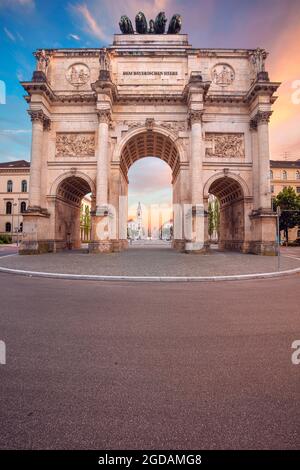 Monaco, Germania. Immagine del paesaggio urbano di Monaco, Baviera, Germania con il Siegestor al tramonto estivo. Foto Stock