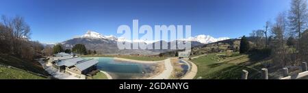 Panoramique : Plan d'eau Biotope Lac de Combloux Haute-Savoie sur Fond de ciel bleu face au Mont-Blanc Foto Stock