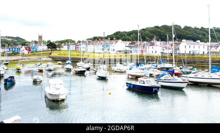Barche nella graziosa cittadina di mare di Aberaeron, Cardigan Bay, Galles. Foto Stock