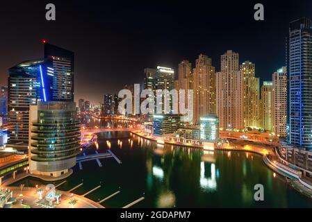 Vista notturna dei grattacieli di Dubai Marina a Dubai, Emirati Arabi Uniti. Dubai Marina è una città di canale scolpita lungo un tratto di 3 km di costa del Golfo Persico Foto Stock
