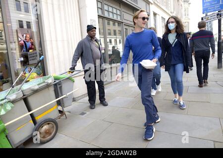 Londra, Inghilterra, Regno Unito. Spazzatrice stradale a Oxford Street durante COVID, luglio 2021 Foto Stock