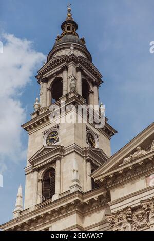 Architettura Basilica di Santo Stefano, basilica cattolica romana a Budapest, Ungheria con cielo con nuvole sullo sfondo Foto Stock