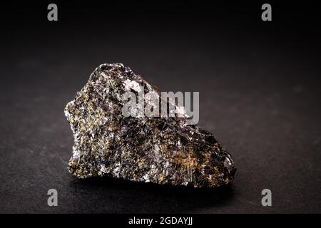 minerale di zinco, macrofotografia, su sfondo nero isolato. Foto Stock