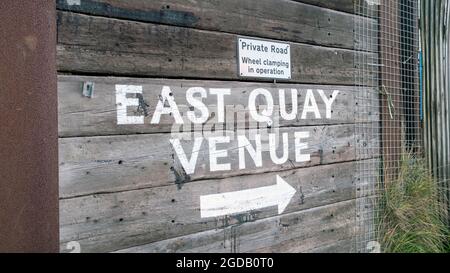 Cartello che indica la East Quay Venue a Whitstable. Foto Stock