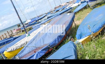 Barche sulla spiaggia a Whitstable in Kent Foto Stock