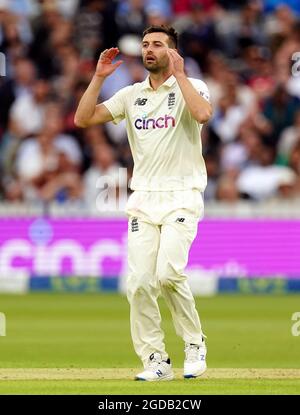 Mark Wood dell'Inghilterra reagisce mentre si incula durante il giorno uno del secondo Test match a Lord's, Londra. Data immagine: Giovedì 12 agosto 2021. Foto Stock