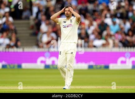 Mark Wood dell'Inghilterra reagisce mentre si incula durante il giorno uno del secondo Test match a Lord's, Londra. Data immagine: Giovedì 12 agosto 2021. Foto Stock