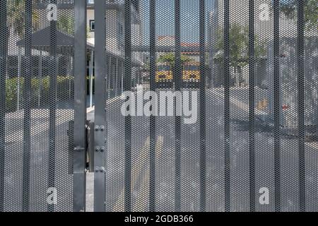 Gli autobus scolastici in attesa di raccogliere gli studenti visti dietro le porte chiuse. Foto Stock