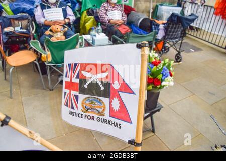 Londra, Regno Unito. 12 agosto 2021. I veterani di Gurkha sciopero della fame. I veterani dell'esercito di Gurkha stanno organizzando uno sciopero della fame fuori da Downing Street per protestare contro 'la discriminazione, lo sfruttamento e l'ingiustizia storica', così come le pensioni ineguali date ai soldati di Gurkha rispetto ai loro omologhi britannici. (Credit: Vuk Valcic/Alamy Live News) Foto Stock