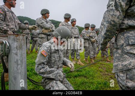 12 agosto 2021-Dongducheo, Corea del Sud-soldati USFK prendono parte a una battaglia di accesso corda al loro campo di addestramento, casey campo a Dongducheon, Corea del Sud. Foto Stock