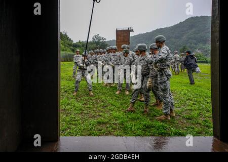 12 agosto 2021-Dongducheo, Corea del Sud-soldati USFK prendono parte a una battaglia di accesso corda al loro campo di addestramento, casey campo a Dongducheon, Corea del Sud. Foto Stock