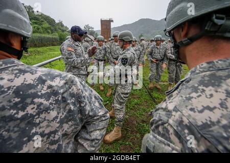 12 agosto 2021-Dongducheo, Corea del Sud-soldati USFK prendono parte a una battaglia di accesso corda al loro campo di addestramento, casey campo a Dongducheon, Corea del Sud. Foto Stock