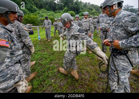 12 agosto 2021-Dongducheo, Corea del Sud-soldati USFK prendono parte a una battaglia di accesso corda al loro campo di addestramento, casey campo a Dongducheon, Corea del Sud. Foto Stock