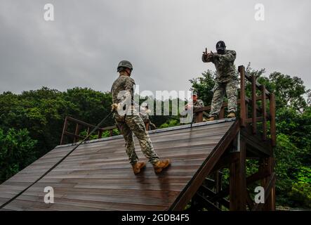 12 agosto 2021-Dongducheo, Corea del Sud-soldati USFK prendono parte a una battaglia di accesso corda al loro campo di addestramento, casey campo a Dongducheon, Corea del Sud. Foto Stock