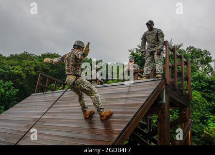 12 agosto 2021-Dongducheo, Corea del Sud-soldati USFK prendono parte a una battaglia di accesso corda al loro campo di addestramento, casey campo a Dongducheon, Corea del Sud. Foto Stock