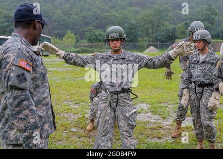 12 agosto 2021-Dongducheo, Corea del Sud-soldati USFK prendono parte a una battaglia di accesso corda al loro campo di addestramento, casey campo a Dongducheon, Corea del Sud. Foto Stock