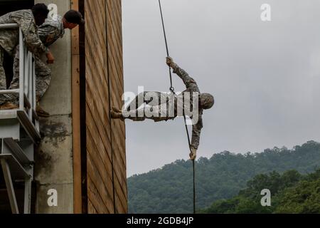 12 agosto 2021-Dongducheo, Corea del Sud-soldati USFK prendono parte a una battaglia di accesso corda al loro campo di addestramento, casey campo a Dongducheon, Corea del Sud. Foto Stock