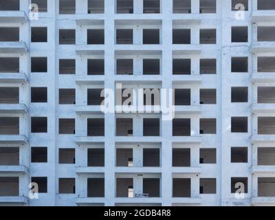 Frammento della facciata dell'alto edificio di appartamenti Foto Stock