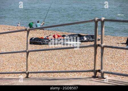 Un gommone abbandonato dagli immigrati clandestini/richiedenti asilo sulla spiaggia di Hythe, Kent. Foto Stock