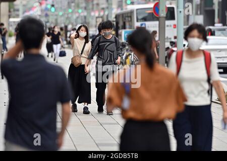 Tokyo, Giappone. 09 agosto 2021. Impressioni da Tokyo. Scena di strada a Tokyo, persone, persone con maschera facciale, maschera. Credit: dpa/Alamy Live News Foto Stock