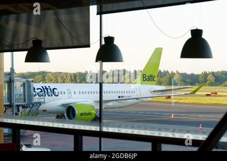Tallinn, Estonia - 31.06.2021 . Aereo di linea aerea all'aeroporto di Tallinn in attesa che i passeggeri salgano a bordo della pista Foto Stock